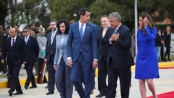 El presidente encargado de Venezuela, Juan Guaidó, conversa con el mandatario colombiano, Iván Duque, durante una ceremonia en Bogotá, el lunes 20 de enero.