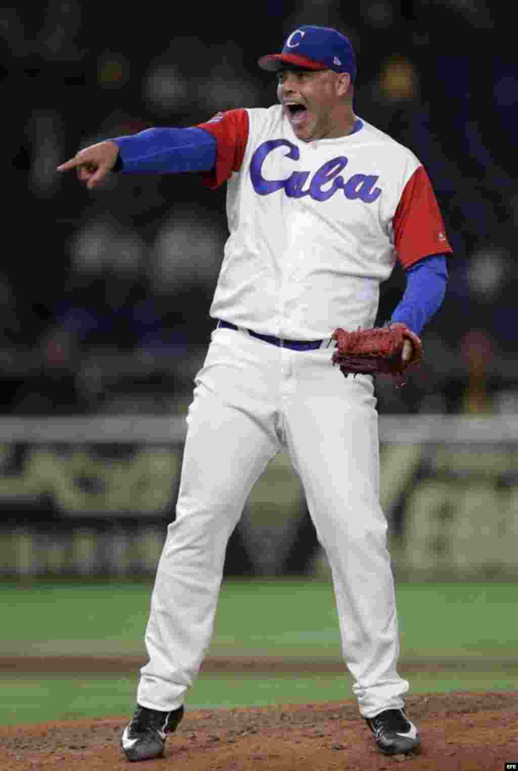 El lanzador Miguel Lahera celebra tras retirar al australiano Brad Harman en la novena entrada del juego en que Cuba derrotó a Australia en el Clásico Mundial de Béisbol, celebrado en el estadio Tokyo Dome de Tokio (Japón). &nbsp;