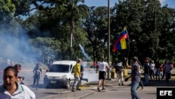 MANIFESTANTES RESPALDAN A MILITARES QUE ASALTARON CUARTEL VENEZOLANO