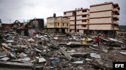 Cubanos se recuperan hoy, miércoles 5 de octubre de 2016, de los destrozos y estragos causados por el paso del huracán Matthew en Baracoa, provincia de Guantánamo (Cuba).