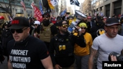 En el centro, con megáfono, Enrique Tarrio, líder de Proud Boys, en una protesta en Washington el 14 de noviembre. REUTERS/Jim Urquhart.