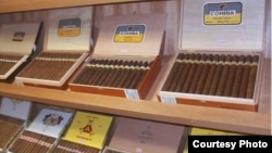 Cohibas, Montecristos y H.Upmann cubanos a la venta en Brasil.