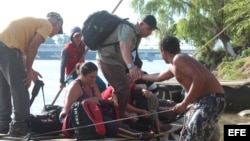 Foto Archivo. Cubanos cruzan el río Suchiate, en la frontera de Guatemala y México. 