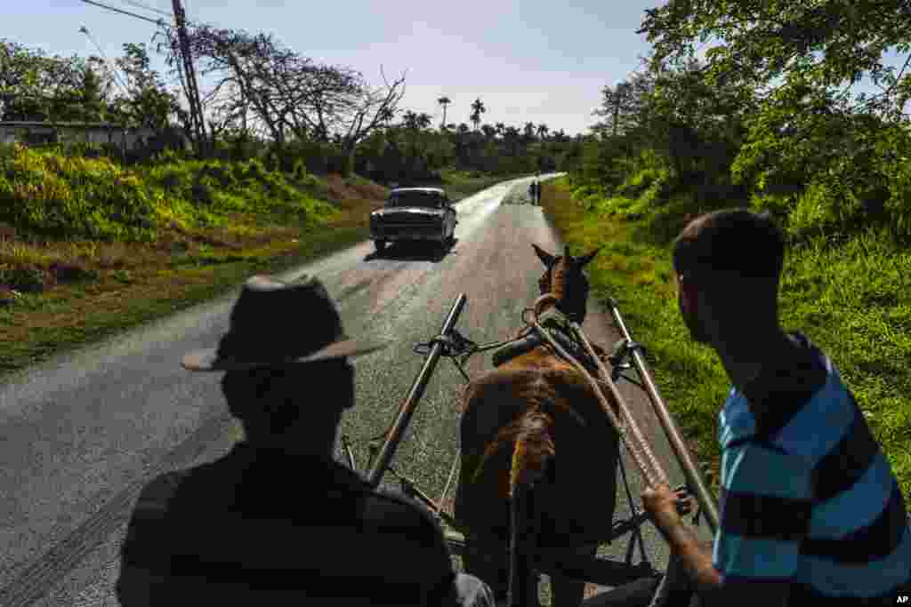 Un hombre y su hijo conducen su carreta tirada por caballos en las afueras de La Habana, Cuba, el martes 4 de abril de 2023. (Foto AP/Ramón Espinosa)