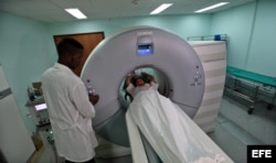 Una paciente es sometida a una tomografía axial computarizada en el Instituto de Cardiología y Cirugía Cardiovasculares de La Habana.