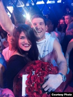 Raúl Guillermo Rodríguez Castro con una joven en el concierto por el Día de los Enamorados de Yomil y El Dany, Salón Rojo del Capri.