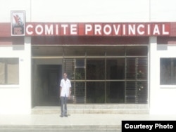 Nelson Gandulla Díaz frente a la sede del comité provincial del Partido Comunista en Cienfuegos.