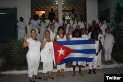 Damas de Blanco frente a la sede del movimiento opositor en Lawton, La Habana. (Foto: Angel Moya)