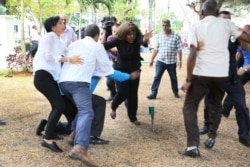 De izq. a derech. las activistas prodemocráticas Leticia Ramos e Yris Pérez Aguilera, atacadas por las turbas del régimen cubano.