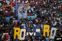 "Peregrinaje de la luz" en El Salvador, en la víspera de la canonización de monseñor Romero.