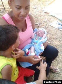 Gladis Pérez con su bebé Darién en brazos.