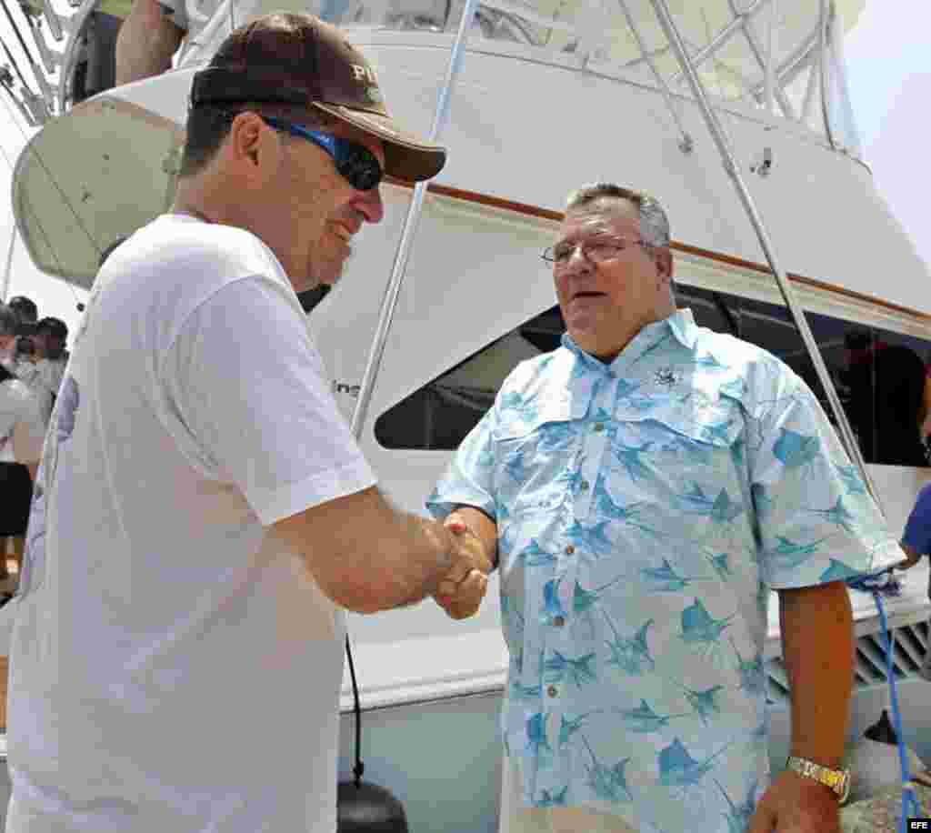 El comodoro del Club Náutico Internacional de La Habana, José Miguel Scrich (d), saluda a John Hemingway (i), a su llegada a La Habana (Cuba).