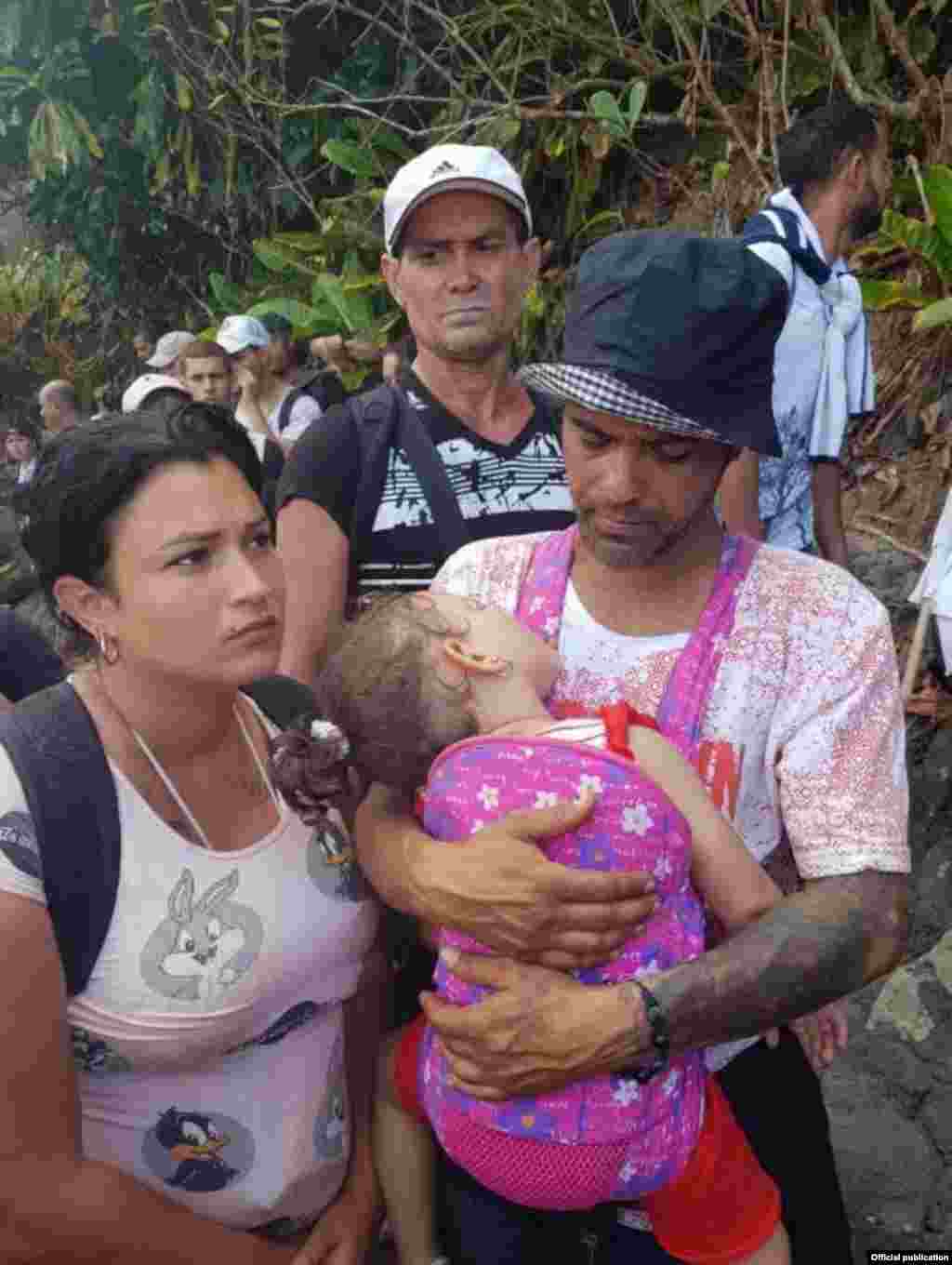 Caravana de migrantes cubanos en Panamá. Foto Servicio Nacional de Fronteras de la República de Panamá. 