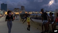 Habaneros en el Malecón. (AP Photo/Ramon Espinosa)