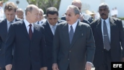 Vladimir Putin junto a Castro en el monumento al soldado soviético.