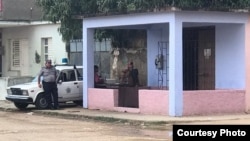 Casa de Iván Hernández Carrillo en Colón, Matanzas, bajo vigilancia policial.