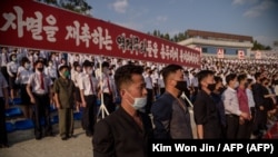 Jóvenes norcoreanos, en Pyongyang, denuncian a los desertores, el 6 de junio de 2020. (Kim Won Jin/AFP)