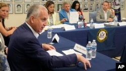 El representante estadounidense Mario Díaz-Balart durante una mesa redonda el 10 de julio de 2023, en Hialeah Gardens, Florida. AP Photo/Marta Lavandier