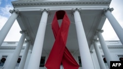 Lazo rojo en edificio de Washington, DC, por el Día Muncial del SIDA.