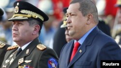 Uno de los implicados sería el actual ministro de Defensa, general Henry Rangel Silva, en la foto junto al presidente Chávez.