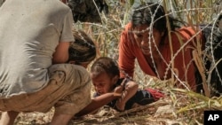 Una de las imágenes que recibió un Premio Pulitzer. Migrantes en el río Grande, entre México y Texas, el 21 de septiembre de 2023. (AP/Eric Gay).