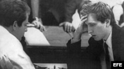 Boris Spassky (i), durante la partida con Bobby Fischer (d), en el Campeonato del Mundo de Ajedrez por equipos en Siegen, Alemania el 20 de septiembre de 1970.