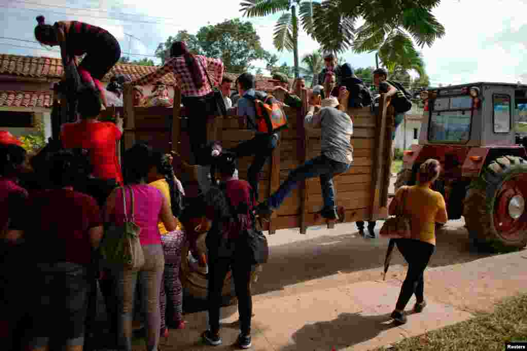 Pasajeros usan un tractor como trasnporte p&#250;blico en Vi&#241;ales. REUTERS/Alexandre Meneghini