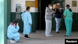 Personal médico en uno de los accesos al Hospital Manuel Belgrano, de San Martín, en las afueras de Buenos Aires (Foto: Agustín Marcarián/Reuters).