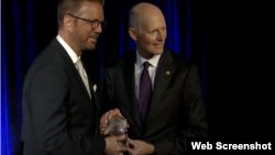 Senador Rick Scott y el cantante Willy Chirino en la ceremonia de entrega del "Premio a la Libertad", concedido al Pueblo Cubano 