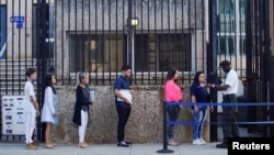 La gente hace fila para ingresar a la Embajada de Estados Unidos en La Habana, Cuba, el 4 de enero de 2023. REUTERS/Alexandre Meneghini/Foto de archivo