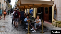 Turistas en un restaurante de La Habana Vieja durante los días del colapso energético que causó más de 72 horas de apagón a lo largo de toda la isla. (Reuters/Norlys Perez)