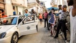 Arresto de Otero Alcántara cuando intentó realizar el performance "El hombre de la bandera", en La Habana, al margen de la XIII Bienal de La Habana.