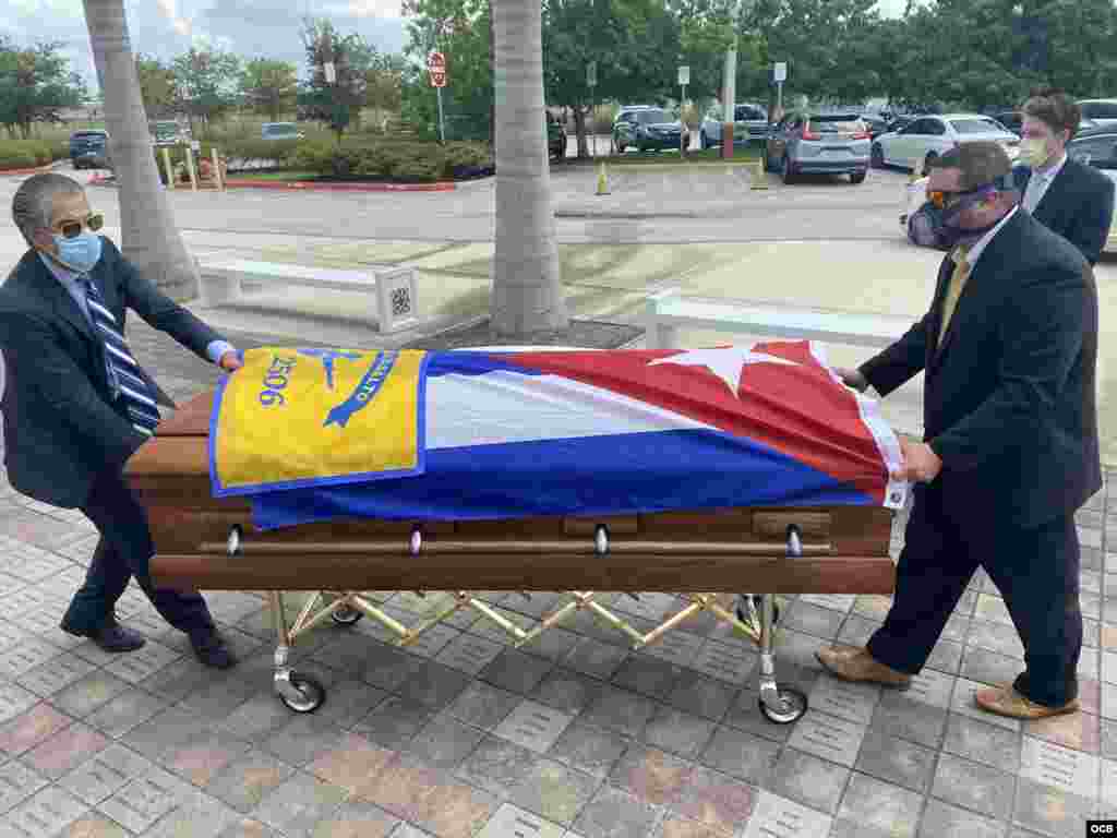 F&#233;retro con el cad&#225;ver del Padre Carrillo llega a la Iglesia del Doral.