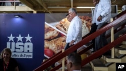 Miguel Díaz-Canel, pasa junto a un cartel que anuncia productos de EEUU en la Feria Internacional de La Habana en Noviembre de 2022. (AP Photo/Ramon Espinosa, Pool)