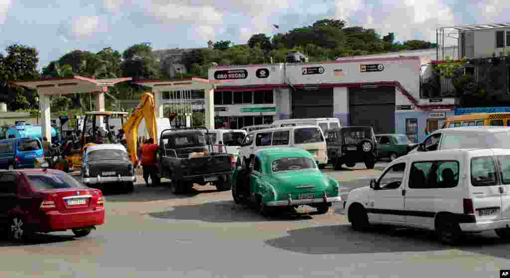 Una gran cola en la gasolinera. AP Photo/Ismael Francisco