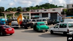 Choferes hacen fila en una gasolinera de La Habana. (AP/Ismael Francisco/Archivo)