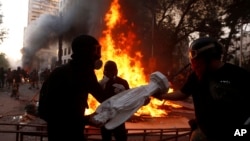 Manifestantes protestan en Santiago de Chile, el 3 de enero del 2020.