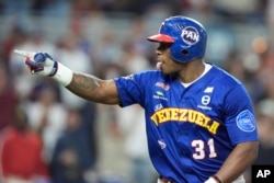 Yasiel Puig celebra un jonrón durante la octava entrada del partido de béisbol de la Serie del Caribe contra la República Dominicana, el jueves 1 de febrero de 2024, en Miami. (AP Photo/Wilfredo Lee)