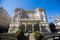 Fachada de la embajada cubana en Washington.