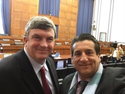 Ricardo Quintana y Chris Simmons en una audiencia en el Congreso de EEUU.