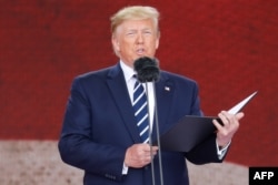 El presidente Donald Trump habla durante el acto en conmemoración del 75 aniversario del desembarco de Normandía.