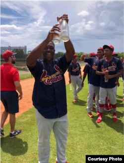 El beisbolista cubano Malcom Núñez celebra su triple corona de bateo y el pase a los playoffs de la Liga de Verano Dominicana