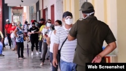 Cola en un establecimiento comercial de Ciego de Ávila para adquirir alimentos. (Captura de foto/Invasor)