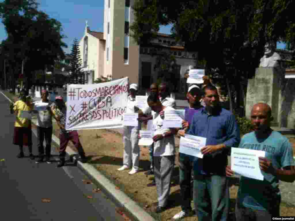 Activistas&nbsp; en el Parque Gandhi para salir a la campaña #TodosMarchamos este domingo en que se cumple un año de represión de las marchas opositoras. Foto Angel Moya.