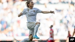 Luka Modric del Real Madrid celebra su gol. AP Photo/Bernat Armangue