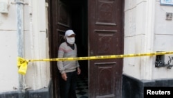 Un hombre sale de su casa en cuarentena por el COVID-19, en La Habana. (REUTERS/Stringer)