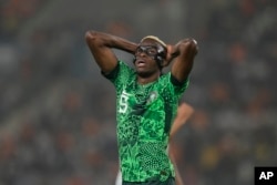 Victor Osimhen, de Nigeria, en el partido de fútbol de semifinales de la Copa Africana de Naciones entre Nigeria y Sudáfrica