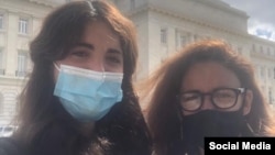 Solveig Font y Carolina Barrero entregan la petición en la sede de la Asamblea Nacional. 