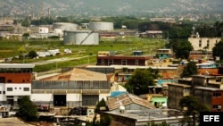 PUERTO LA CRUZ (VENEZUELA), Archivo. Panorámica de la refinería de la estatal Petróleos de Venezuela (PDVSA) y sus alrededores hoy, lunes 12 de agosto de 2013, en Puerto La Cruz (Venezuela). Empleados de la estatal Petróleos de Venezuela (PDVSA