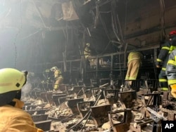 Rescatistas trabajan en el interior del Crocus City Hall, en Moscú, Rusia, después del ataque reivindicado por el grupo Estado Islámico que causó decenas de muertos. (Servicio de prensa del Ministerio de Emergencias de Rusia vía AP)UR-GEN RUSIA-ATAQUE